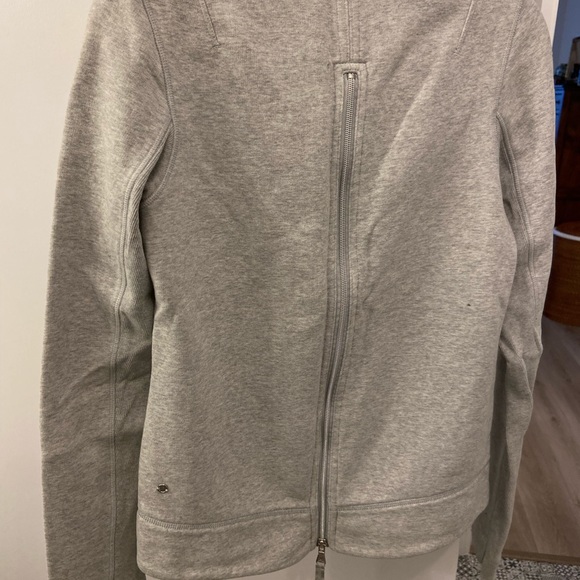 Lululemon Light Grey Vest with Zip Back - Picture 7 of 7